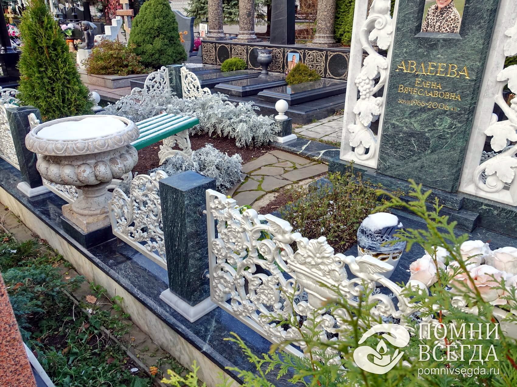 Оригинальное ограждение из светлого камня с ажурными секциями