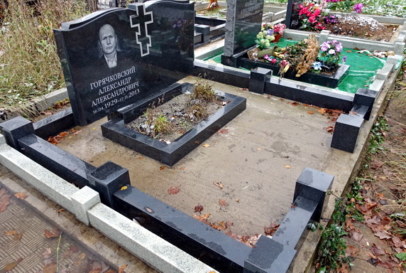 Широкий гранитный памятник с гравировкой православного креста